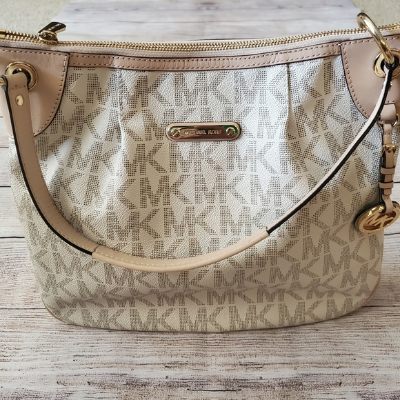 Michael Kors Handbags - Michael Kors jet set Shoulder bag